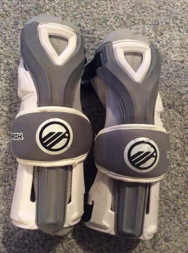 Maverik Rome RX arm guards gray white