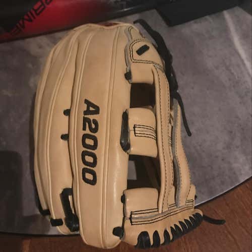 A2000 Outfielder Glove Left Handed