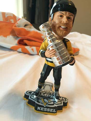 Kessel penguins bobble head