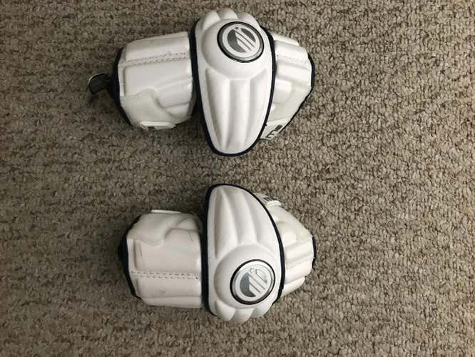 Maverik M3 Lacrosse Arm Pads Color: White/Blue Size:Medium