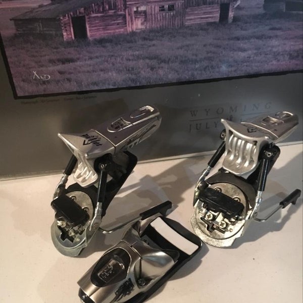 New Look Pivot 14 Din Bindings Missing One Toe Piece