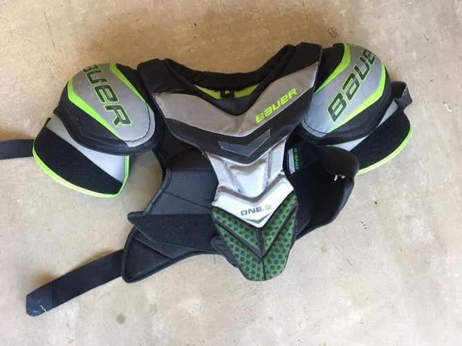 Bauer One 6 Shoulder Pads