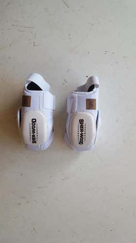 Sherwood classics elbow pads. Medium   (NEW)