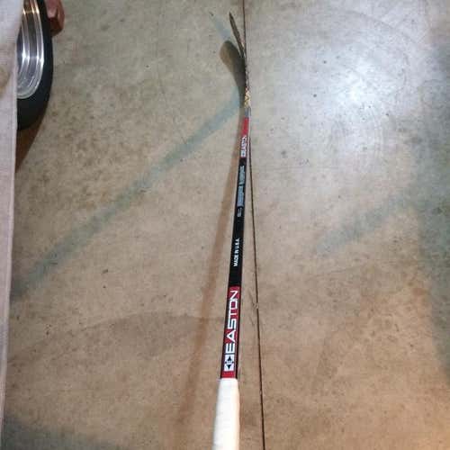 Easton Cyclone  RightHand Hockey Stick Excellent ConditionFREEPAIROFSOCKS
