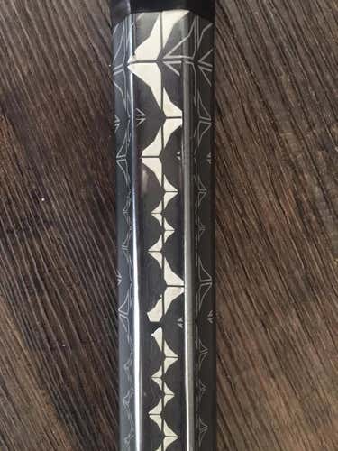 Brine Swizzbeat 7075 - Silver w/ white grip decals