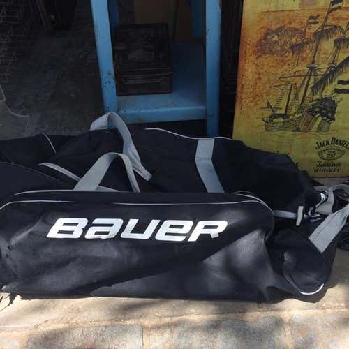 Official Bauer Blk/Gry Hockey Bag/Rolling/excellent shape with a large/xl volume capacity