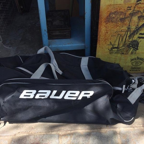 Official Bauer Blk/Gry Hockey Bag/Rolling/excellent shape with a large/xl volume capacity