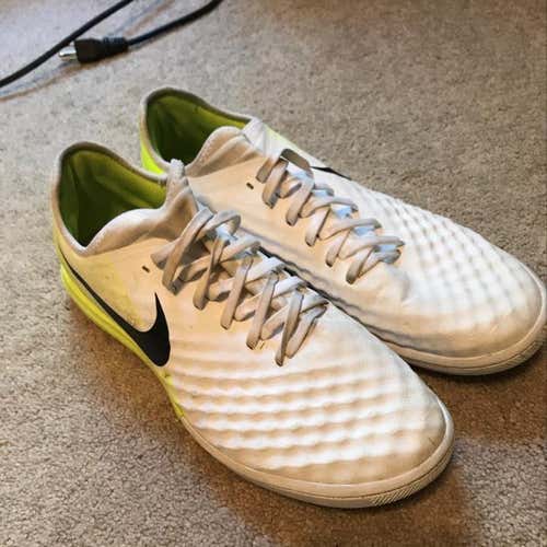 MagistaX Indoor White/green Lightly Used