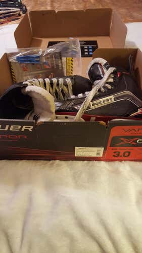 BAUER VAPOR X600 SIZE 3 JUNIOR ICE HOCKEY SKATES