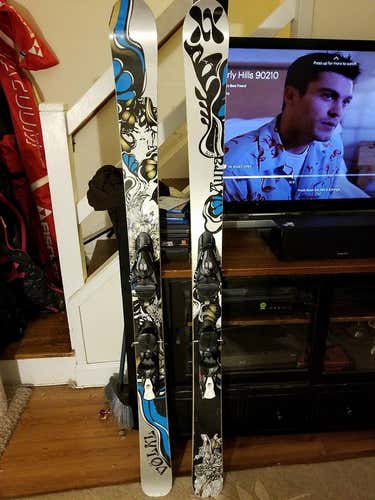 2011 Volkl Auras 163cm - great shape