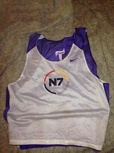 Nike N7 Pinnie