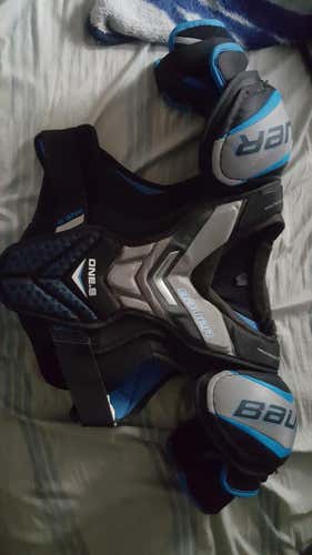 Bauer Supreme one.8 shoulder pads