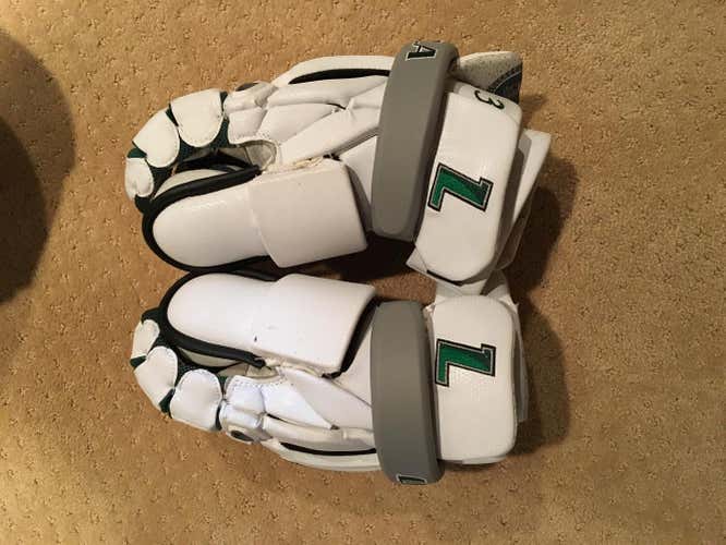 Loyola Greyhound King 5 goalie glove - brand new