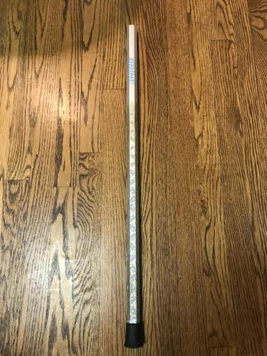 Brine SwizzBeat 7075 Lacrosse shaft in silver/blue