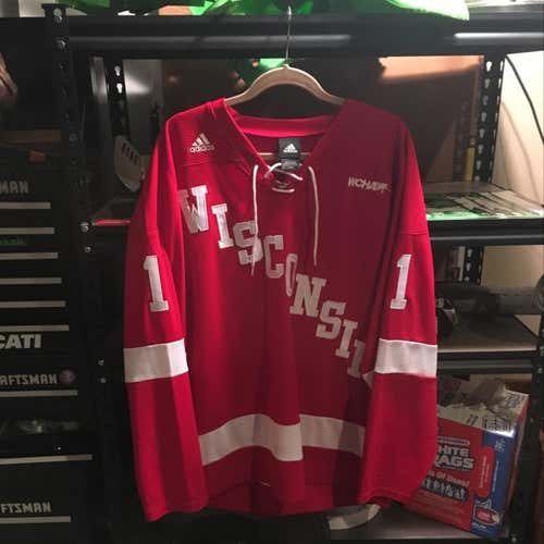 Wisconsin Hockey Jersey Size Large