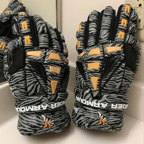 NEVER WORN Team Issued Towson Under Armour Gloves