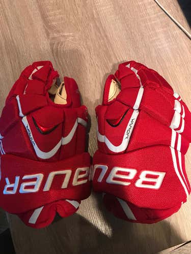Brand new Bauer APX Pro 13" gloves!