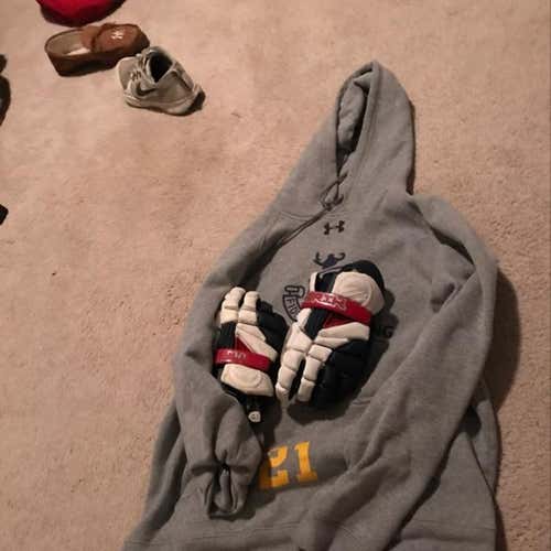 Maverick Showtime Gloves With Trinity Pawling Sweatshirt Lg