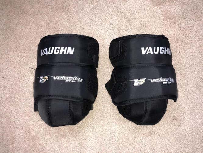 VAUGHN VELOCITY V7 INT XF SENIOR KNEE PADS GENTLY USED