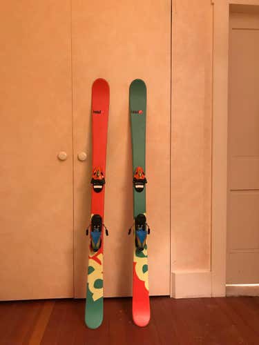 Head Skis (142 cm), Twin-tipped with MOJO 7.5 Bindings