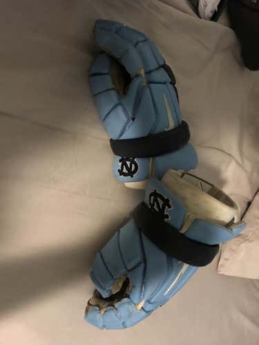2016 UNC National Championship game worn gloves