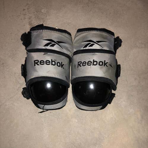REEBOK YOUTH KNEE PADS GENTLY USED