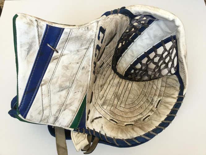 Pro Return Canadian Made CCM Eflex3 Goalie Glove - 580 break