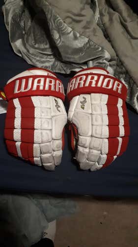 BOSTON UNIVERSITY TERRIERS AX1 Warrior Gloves Senior 14"
