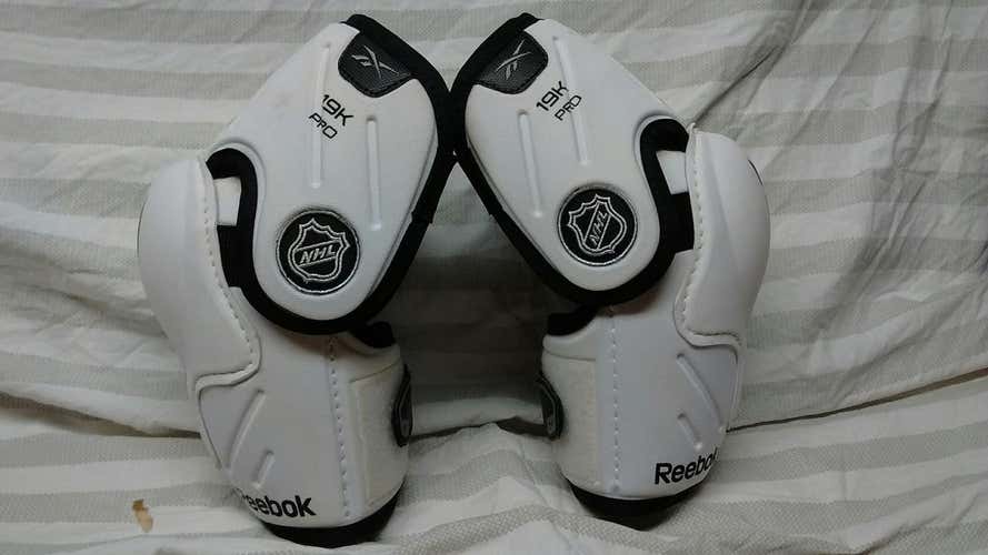 REEBOK PRO STOCK 19K ELBOW PADS SIZE 4 ( SMALL )