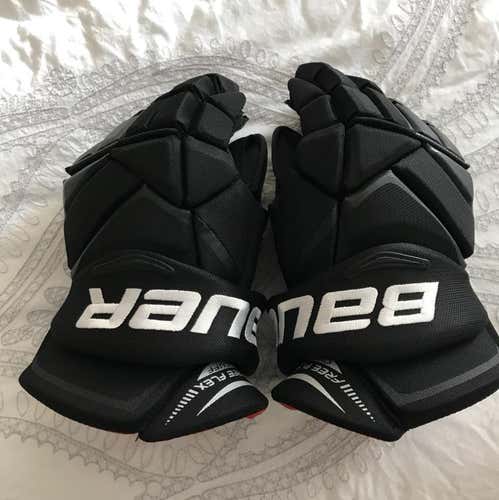 Bauer Vapor X900 Gloves (15”)