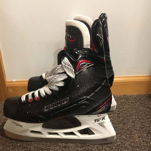 *Brand New* 2017 Bauer Vapor X700 Size 8D