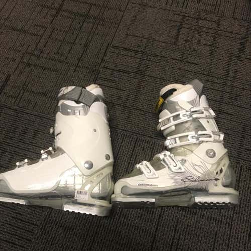 New Salomon all mountain boots Size 25.5