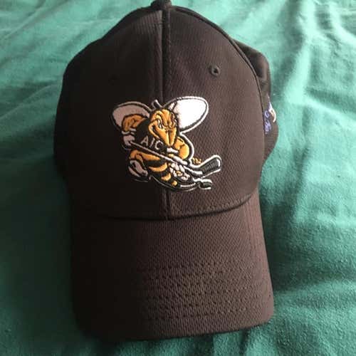 S/M Black Hockey Baseball Cap AIC College + Puck