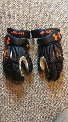 Game worn Six Nations Arrows gloves