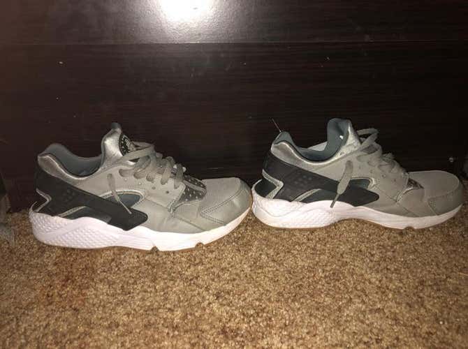Nike Huaraches Size 10