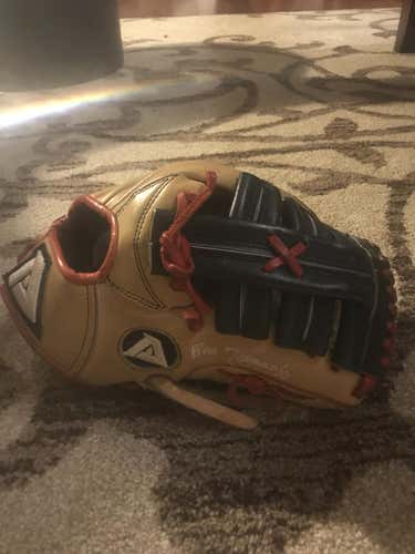 11.5' Black/Tan/Red Akadema Glove