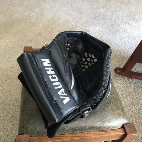 Vaughn Intermediate Goalie Glove Black