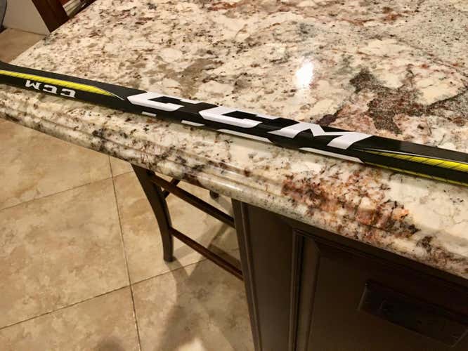 CCM Super Tacks 2.0  Hockey Stick Right Grip Mid  85 P14 Senior