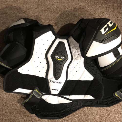 CCM Tacks 4052 Shoulder Pads