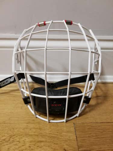 CCM Resistance 300 Cage - Sr. Medium, White