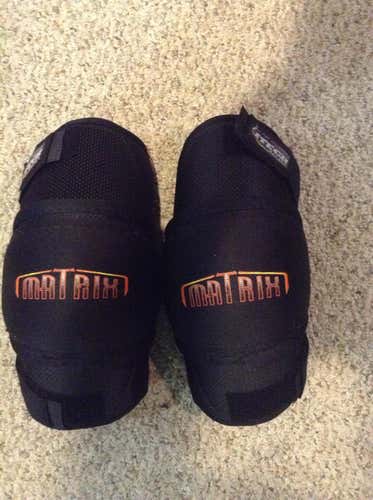 Itech Matrix Elbow Pads Senior Medium