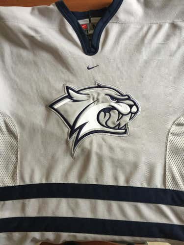 UNH THIRD RETRO NIKE HOCKEY JERSEY SIZE MEDIUM