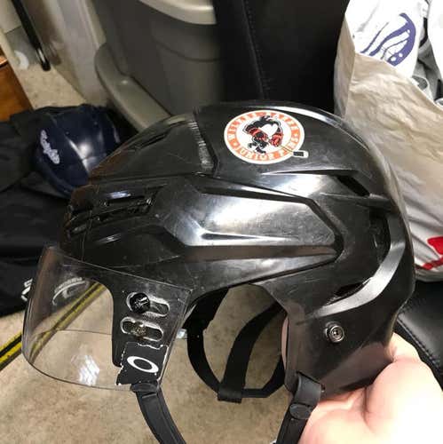 Bauer React Medium w/ Oakley Visor