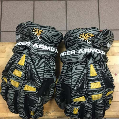Towson U Under Armour Charge Gloves *Grey Tiger Print*