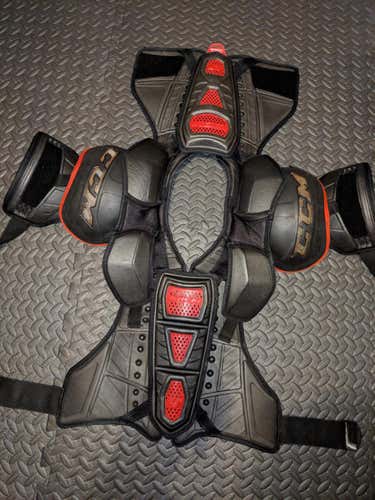 CCM U CL Shoulder Pads  Sr. Medium *great condition*