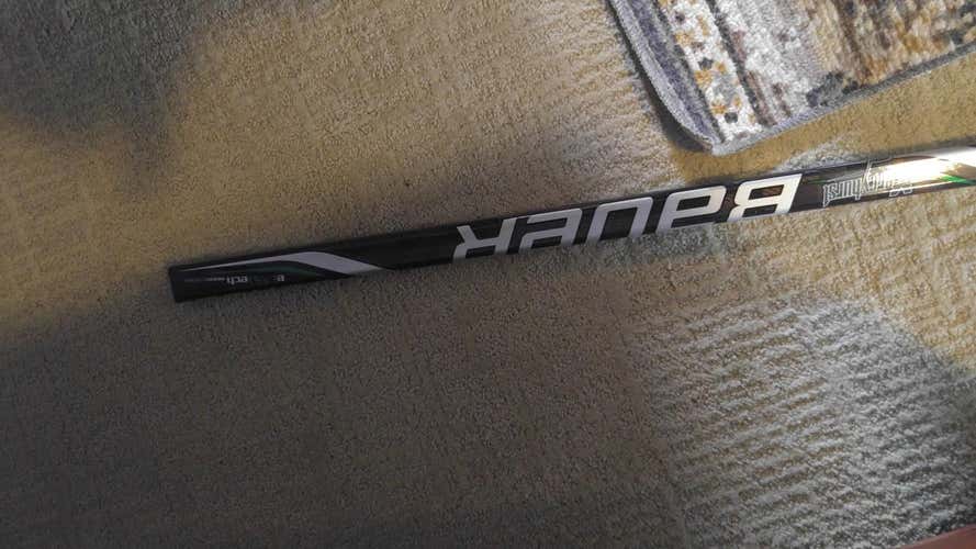 New Bauer Vapor 1X Lite NCAA Model Stick RH 82 Flex p92