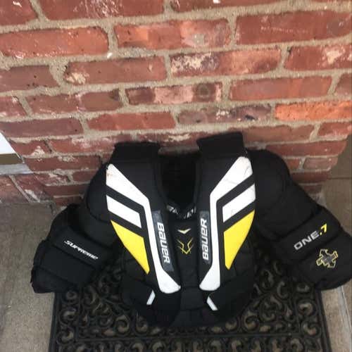 Bauer One.7 Goalie Chest Protector Junior Large