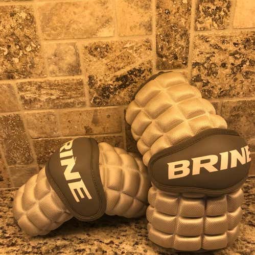 ELBOW PADS: BRINE CLUTCH