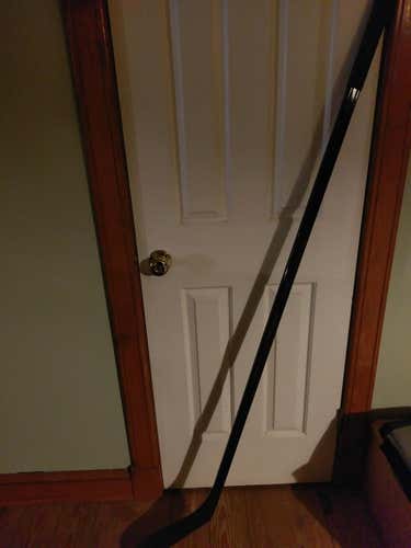 Used All Black Stick Righty P28 71 - 75 Senior