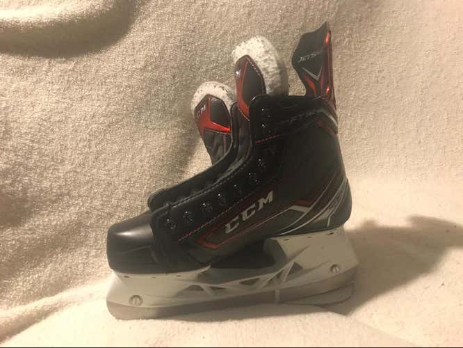 CCM JETSPEED FT380 ICE HOCKEY SKATE JUNIORS SIZE 5D